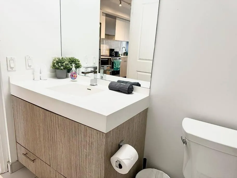 Cozy Condo Near Eatoncentre Mall Toronto Apartment