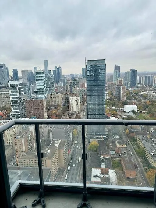 Cozy Condo Near Eatoncentre Mall Toronto